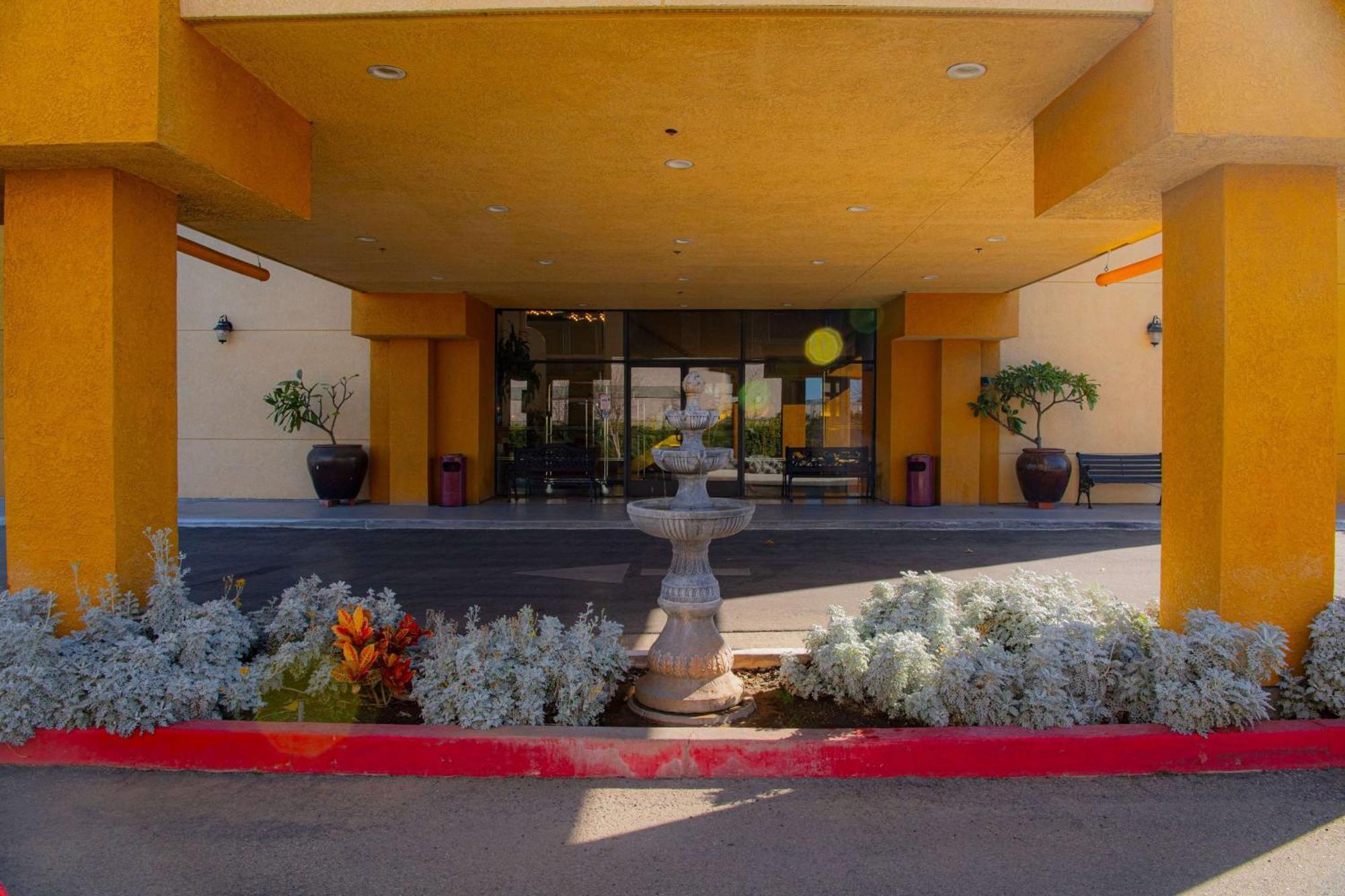 Ramada Plaza By Wyndham Garden Grove/Anaheim South Hotel Exterior photo